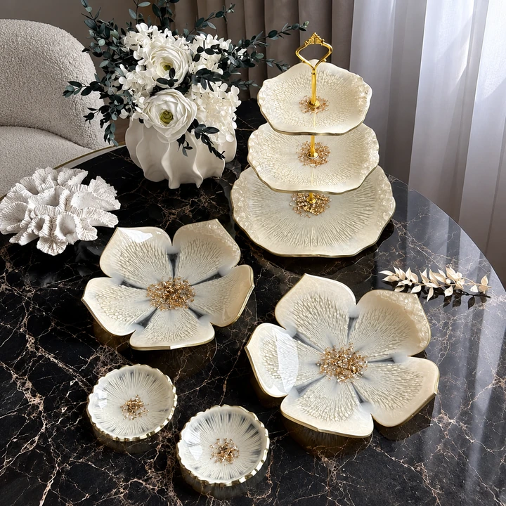 Conjunto de bandejas e peças decorativas em resina perolada com detalhes dourados